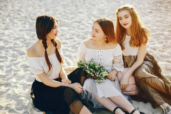 Trzy ładne dziewczyny w letnim parku — Zdjęcie stockowe