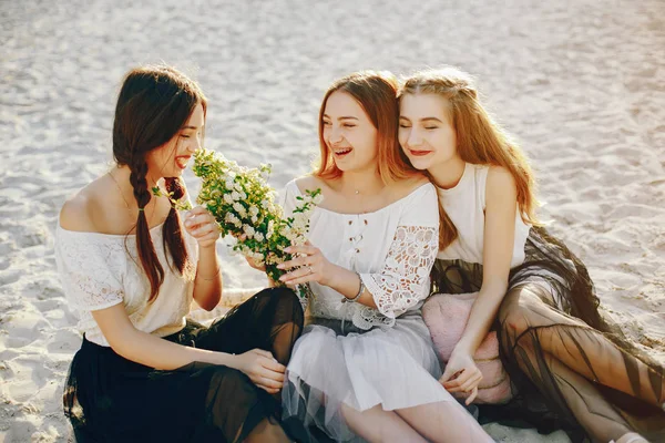 Trois jolies filles dans un parc d'été — Photo