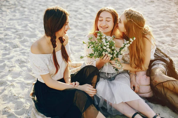 Três meninas bonitas em um parque de verão — Fotografia de Stock