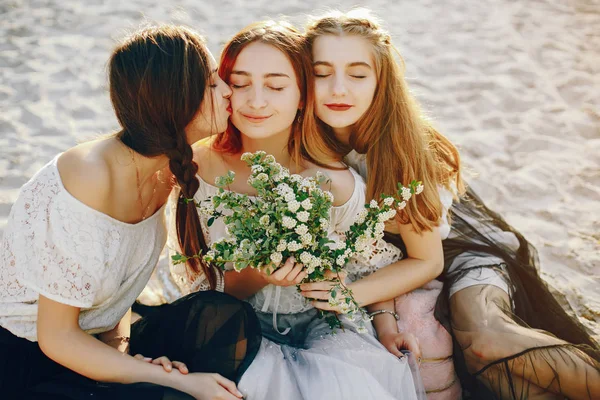 Tre belle ragazze in un parco estivo — Foto Stock