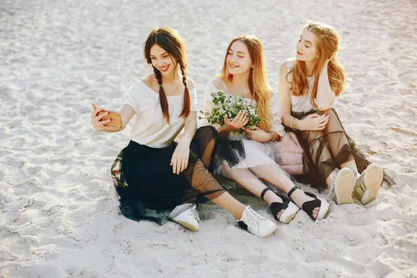 一个避暑公园里的三个漂亮女孩 — 图库照片