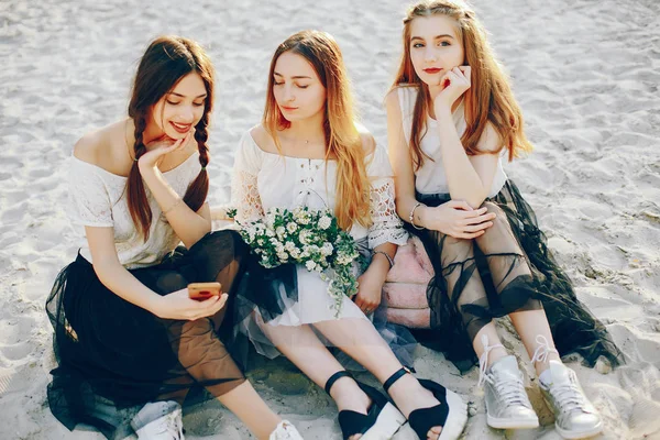 Three pretty girls in a summer park — Stock Photo, Image