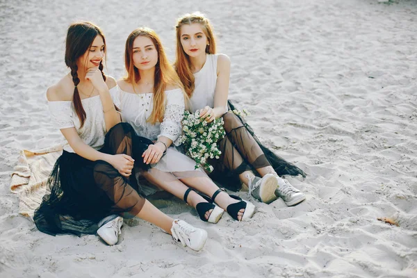 Three pretty girls in a summer park — Stock Photo, Image