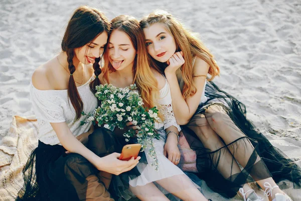 Tres chicas guapas en un parque de verano — Foto de Stock