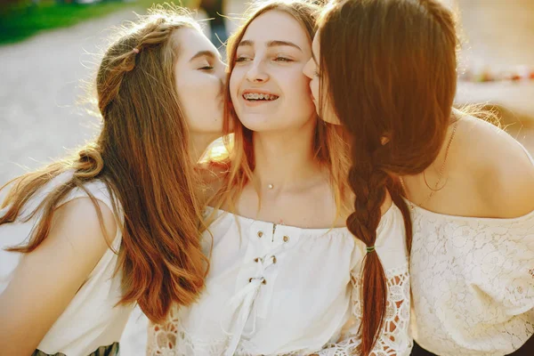 Duas meninas bonitas em um parque de verão — Fotografia de Stock