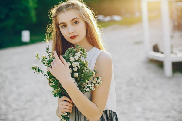 Young and pretty girl in a summer park — Stock Photo, Image