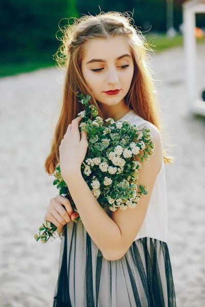 Mladá a hezká dívka v letním parku — Stock fotografie