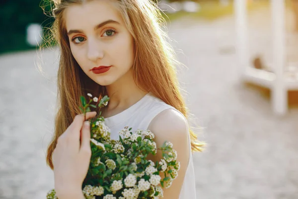 Young and pretty girl in a summer park — Stock Photo, Image