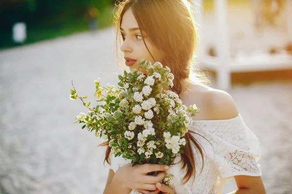 Young and pretty girl in a summer park — Stock Photo, Image