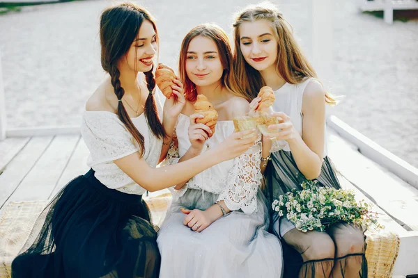 Three pretty girls in a summer park — Stock Photo, Image