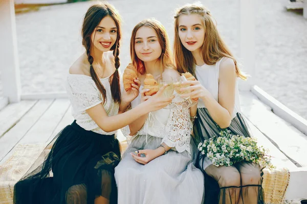 Tre belle ragazze in un parco estivo — Foto Stock