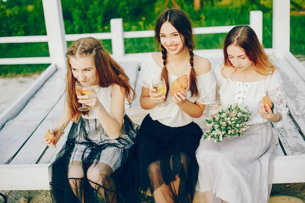 Três meninas bonitas em um parque de verão — Fotografia de Stock