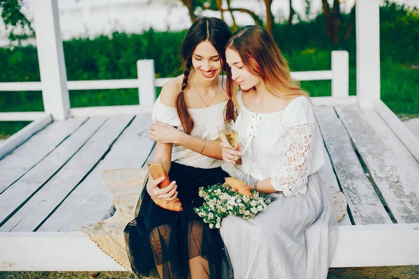 Yaz parkında iki güzel kız