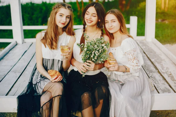 夏の公園の3人のかわいい女の子 — ストック写真