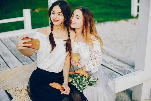 Due belle ragazze in un parco estivo — Foto Stock