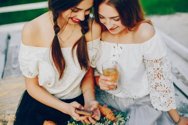 Dos chicas guapas en un parque de verano —  Fotos de Stock