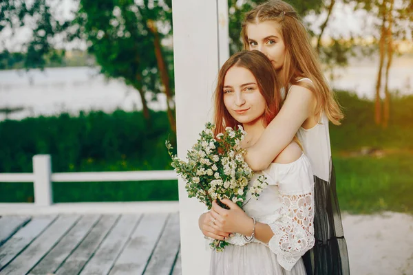 Dos chicas guapas en un parque de verano — Foto de Stock
