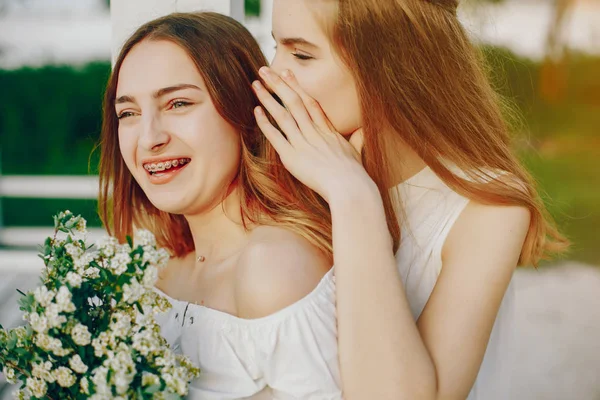 Dos chicas guapas en un parque de verano —  Fotos de Stock