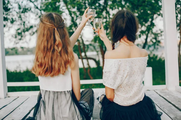 Due belle ragazze in un parco estivo — Foto Stock