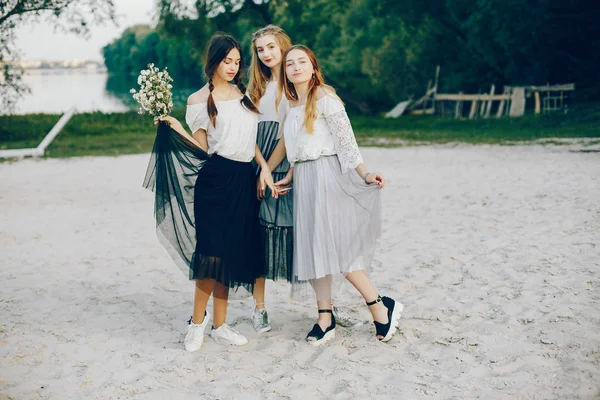 Deux jolies filles dans un parc d'été — Photo