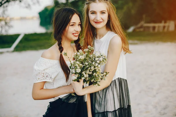 两个漂亮的女孩在一个夏日公园 — 图库照片
