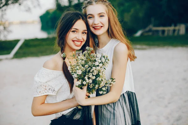 Dvě hezké dívky v letním parku — Stock fotografie