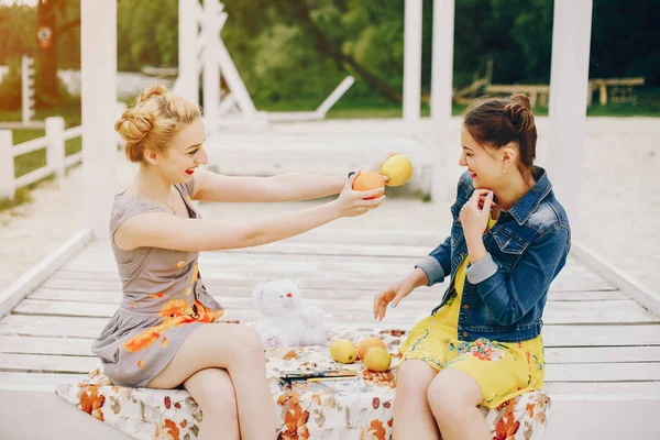 Duas meninas bonitas em um parque de verão — Fotografia de Stock