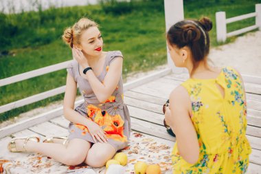 Yaz parkında iki güzel kız