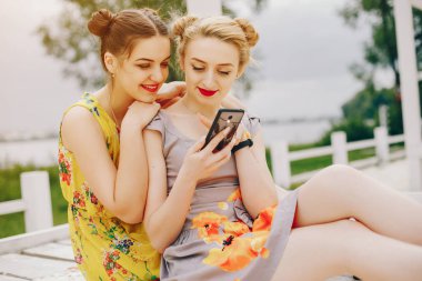 Yaz parkında iki güzel kız