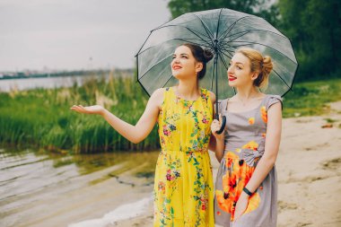 Yaz parkında iki güzel kız