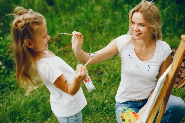 Anne ile kız çizim içinde bir park
