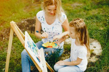 Anne ile kız çizim içinde bir park