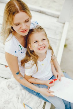 Anne ile kız çizim içinde bir park