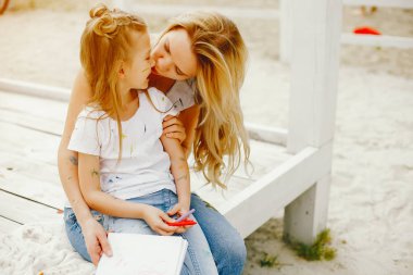 Anne ile kız çizim içinde bir park