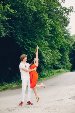 Bir yaz parkında sevimli çift