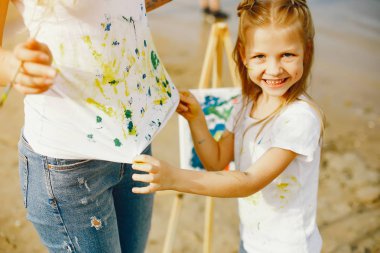 Anne ile kız çizim içinde bir park