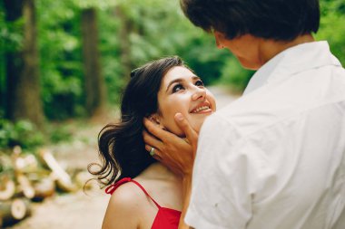 Bir yaz parkında sevimli çift