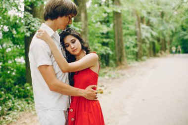 Bir yaz parkında sevimli çift