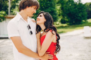 Bir yaz parkında sevimli çift