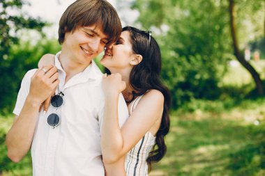 Bir yaz parkında sevimli çift