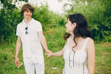 Bir yaz parkında sevimli çift