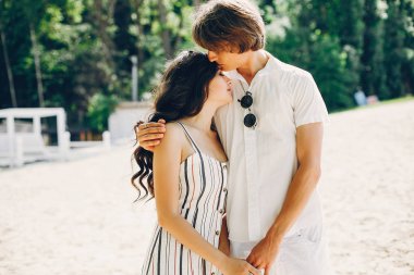 Bir yaz parkında sevimli çift