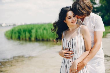 Bir yaz parkında sevimli çift