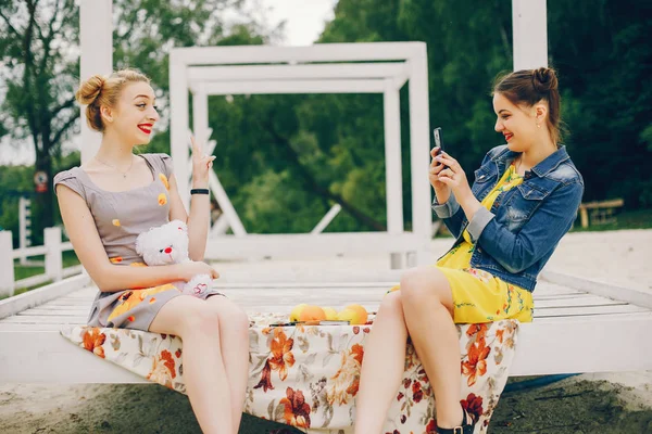 Duas meninas bonitas em um parque de verão — Fotografia de Stock