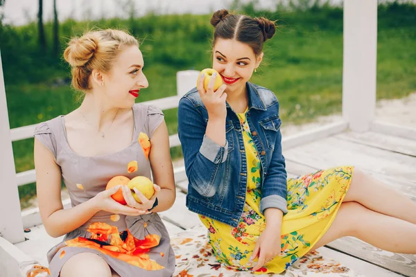 Dos chicas guapas en un parque de verano —  Fotos de Stock