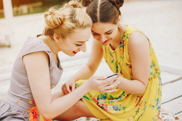 Dos chicas guapas en un parque de verano —  Fotos de Stock