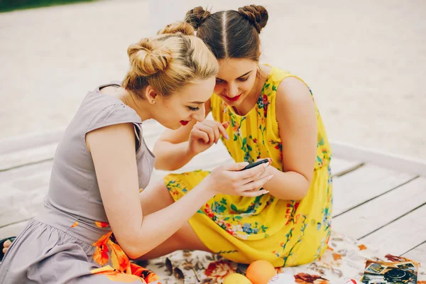 Due belle ragazze in un parco estivo — Foto Stock