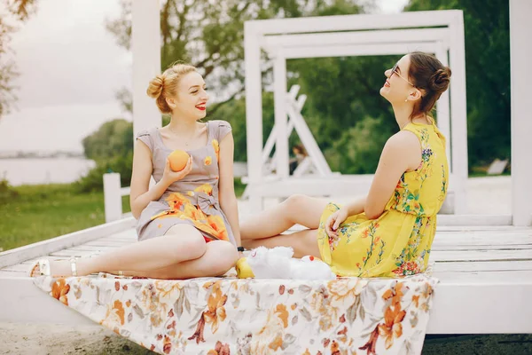 Zwei hübsche Mädchen in einem Sommerpark — Stockfoto