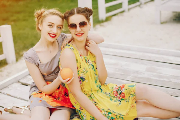 Duas meninas bonitas em um parque de verão — Fotografia de Stock