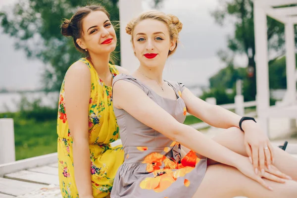 Deux jolies filles dans un parc d'été — Photo